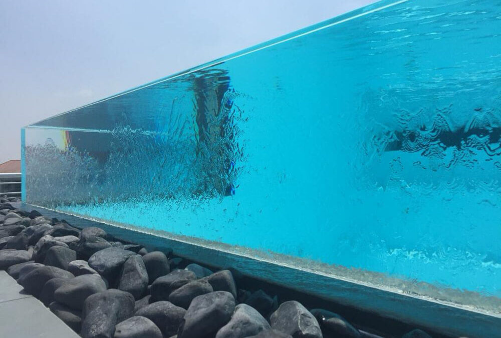 Transparent pools in methacrylate crystal with an extraordinary aesthetic effect